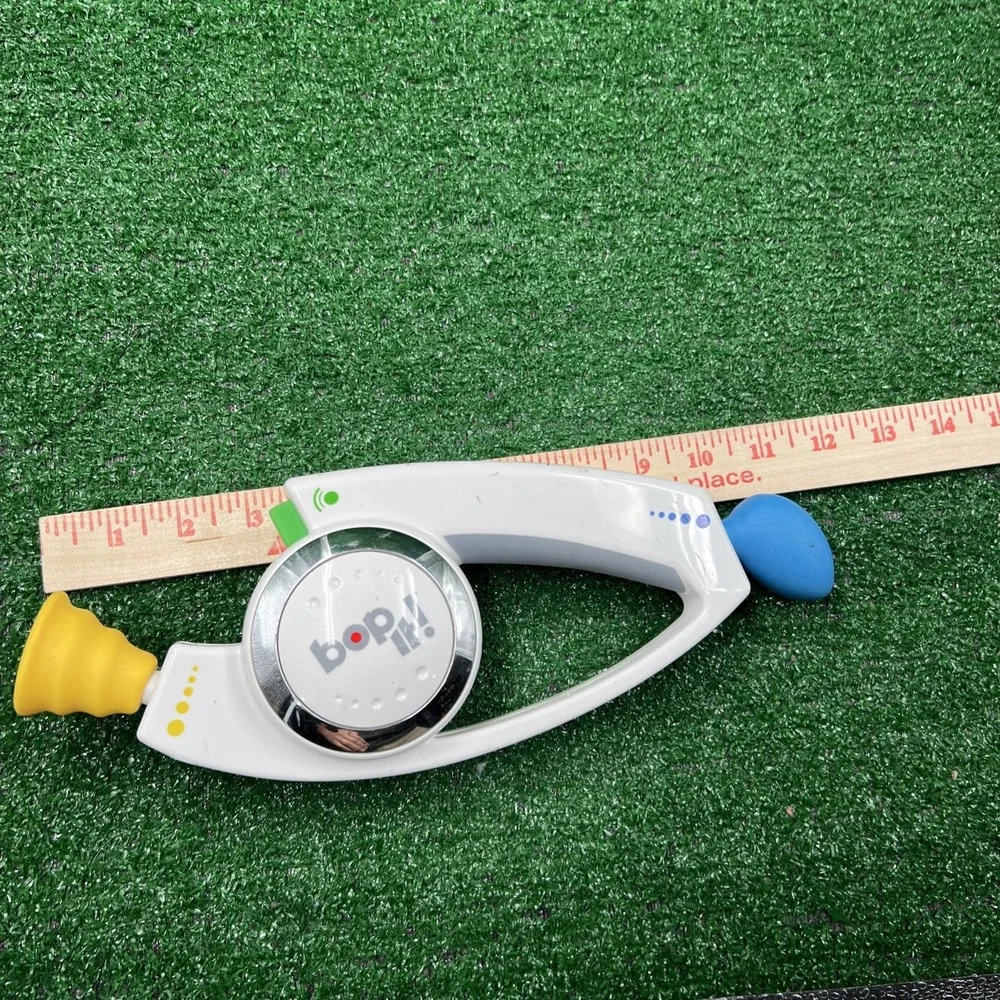 Hasbro Bop It!‎ Electronic Game for Kids 2008 01091